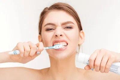Vệ sinh răng miệng kém là yếu tố nguy cơ chính gây ra bệnh viêm tấy sàn miệng lan tỏa Ludwig