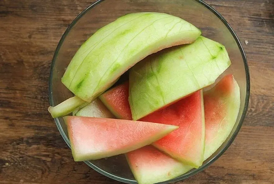 Cách chữa da bị cháy nắng: Vỏ dưa hấu