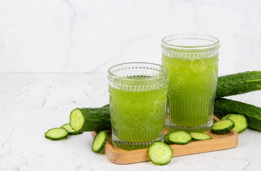 Cách chữa da bị cháy nắng: Bôi nước ép dưa chuột