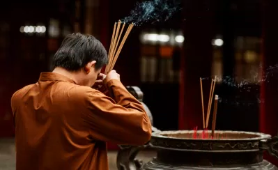 Nguồn gốc của tục lệ thắp nhang