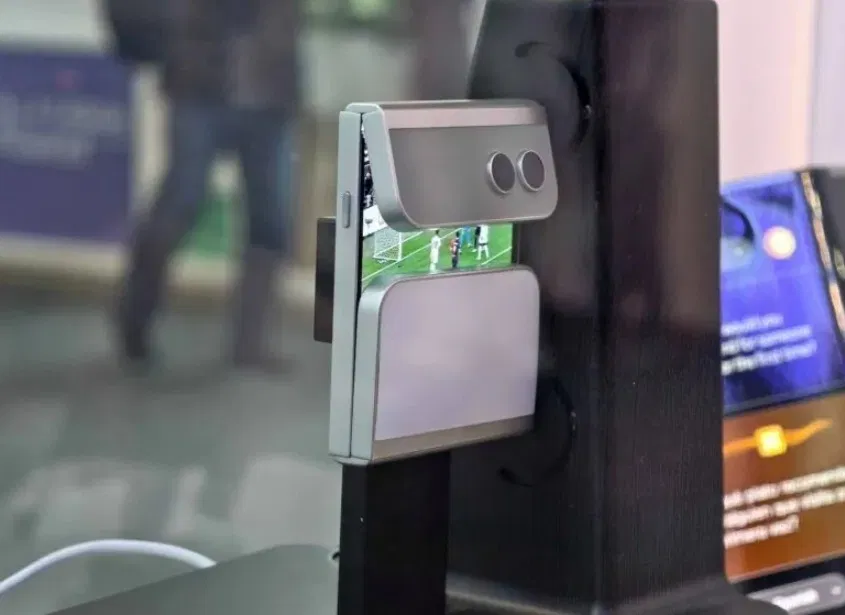 Mẫu điện thoại Asymmetric Flip khi gập lại hoàn toàn (Ảnh: Internet) Mẫu điện thoại Asymmetric Flip khi gập lại hoàn toàn (Ảnh: Internet)