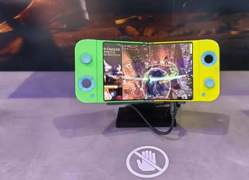 Máy chơi game cầm tay màn hình gập của Samsung (Ảnh: Internet) Máy chơi game cầm tay màn hình gập của Samsung (Ảnh: Internet)