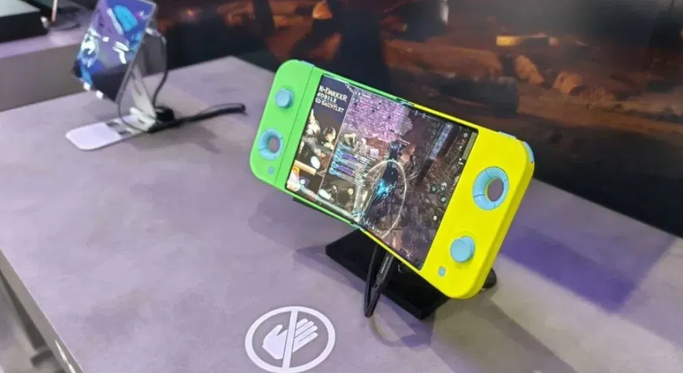 Máy chơi game cầm tay màn hình gập của Samsung (Ảnh: Internet) Máy chơi game cầm tay màn hình gập của Samsung (Ảnh: Internet)