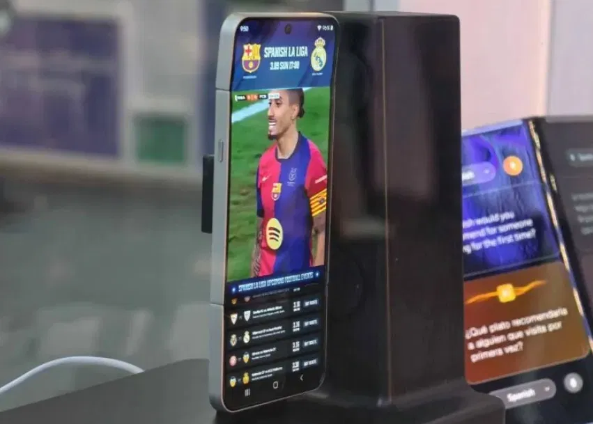 Mẫu điện thoại Asymmetric Flip khi mở ra hoàn toàn (Ảnh: Internet)