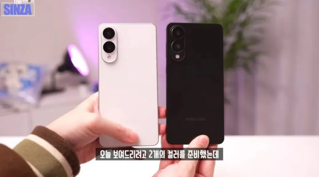 Mô hình điện thoại Galaxy S25 Edge màu bạc và đen (Ảnh: Internet)