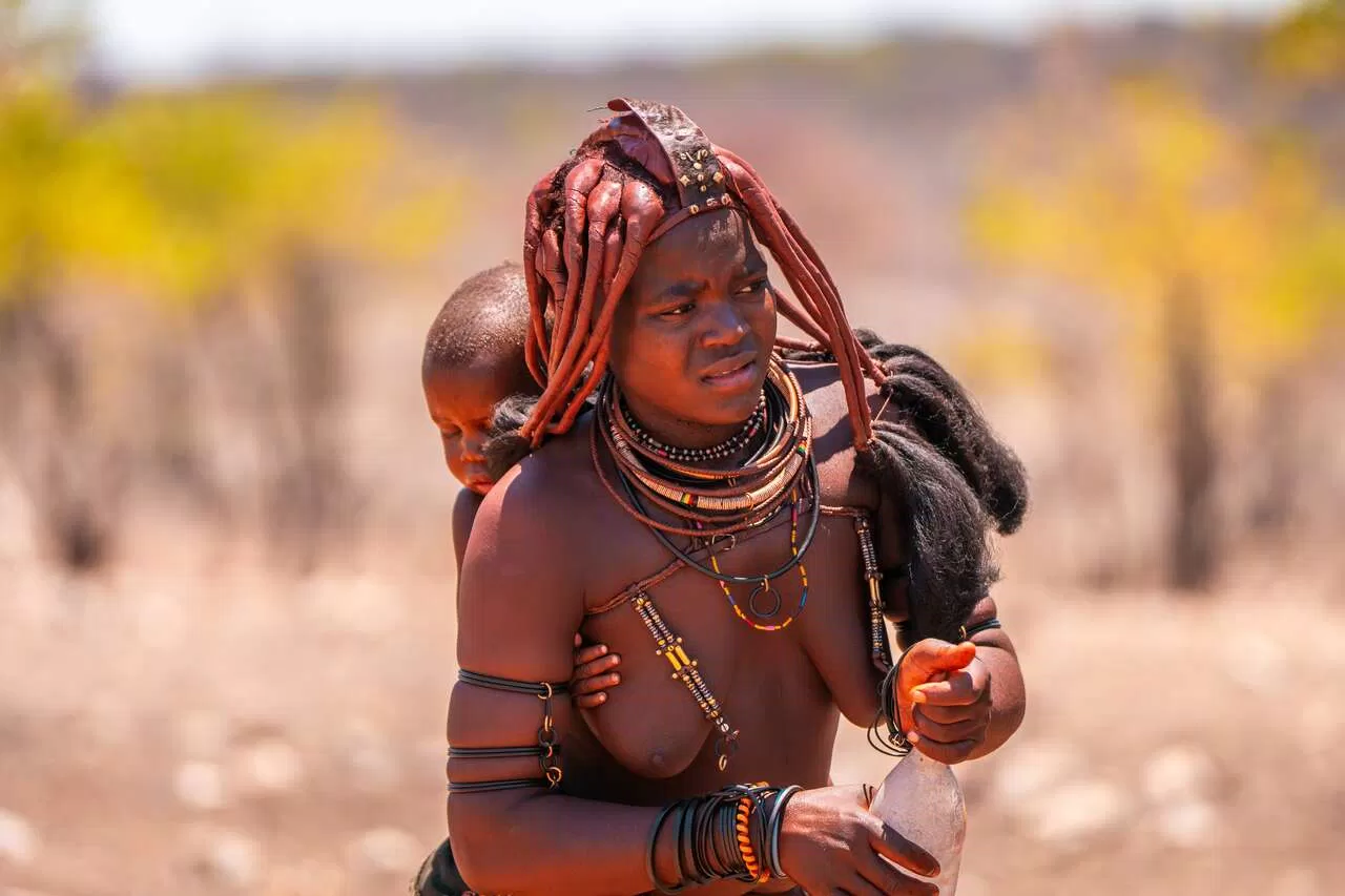 Himba – Bộ Lạc Đỏ Giữa Sa Mạc Khắc Nghiệt Châu Phi (Nguồn: Internet) Himba – Bộ Lạc Đỏ Giữa Sa Mạc Khắc Nghiệt Châu Phi (Nguồn: Internet)