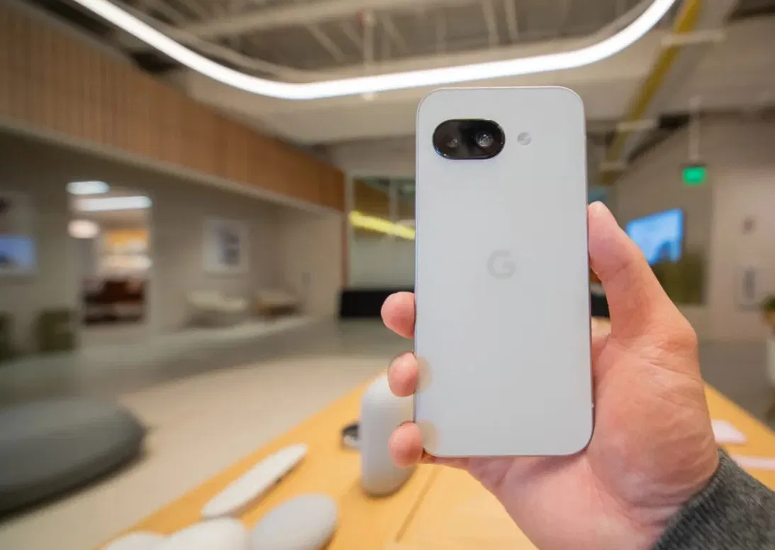 Mặt sau của điện thoại Google Pixel 9a màu trắng (Ảnh: Internet) Mặt sau của điện thoại Google Pixel 9a màu trắng (Ảnh: Internet)