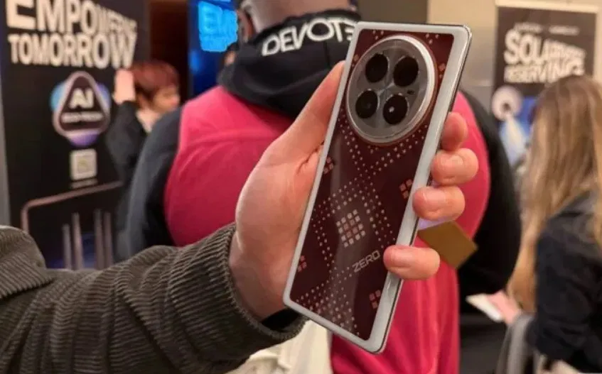 Mẫu điện thoại đổi màu của Infinix tại sự kiện MWC 2025 (Ảnh: Internet)