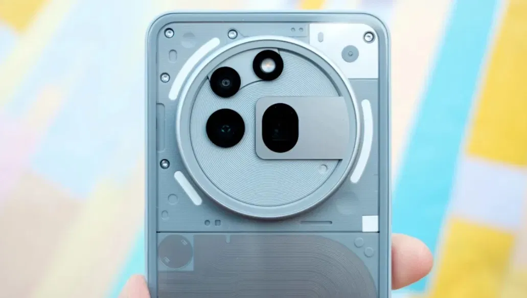 Cận cảnh cụm camera 3 ống kính của Nothing Phone 3a Pro (Ảnh: Internet) Cận cảnh cụm camera 3 ống kính của Nothing Phone 3a Pro (Ảnh: Internet)