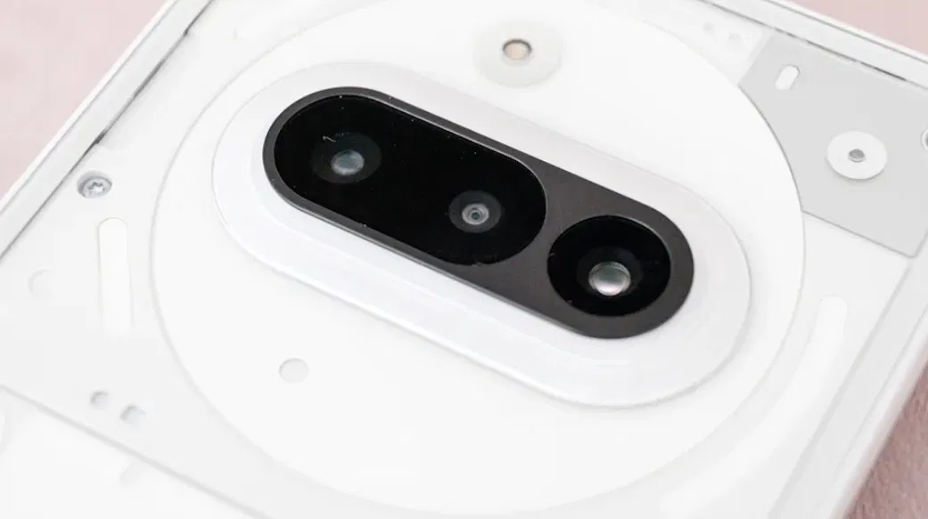 Nothing Phone 3a có cụm camera 3 ống kính (Ảnh: Internet) Nothing Phone 3a có cụm camera 3 ống kính (Ảnh: Internet)