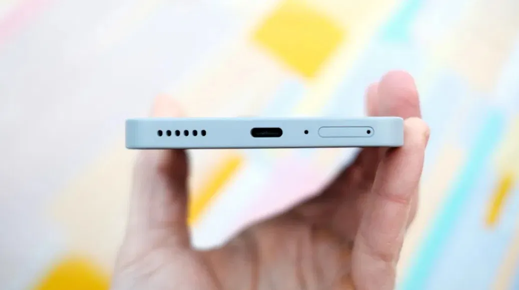 Cận cảnh cổng USB-C của Nothing Phone 3a Pro (Ảnh: Internet) Cận cảnh cổng USB-C của Nothing Phone 3a Pro (Ảnh: Internet)