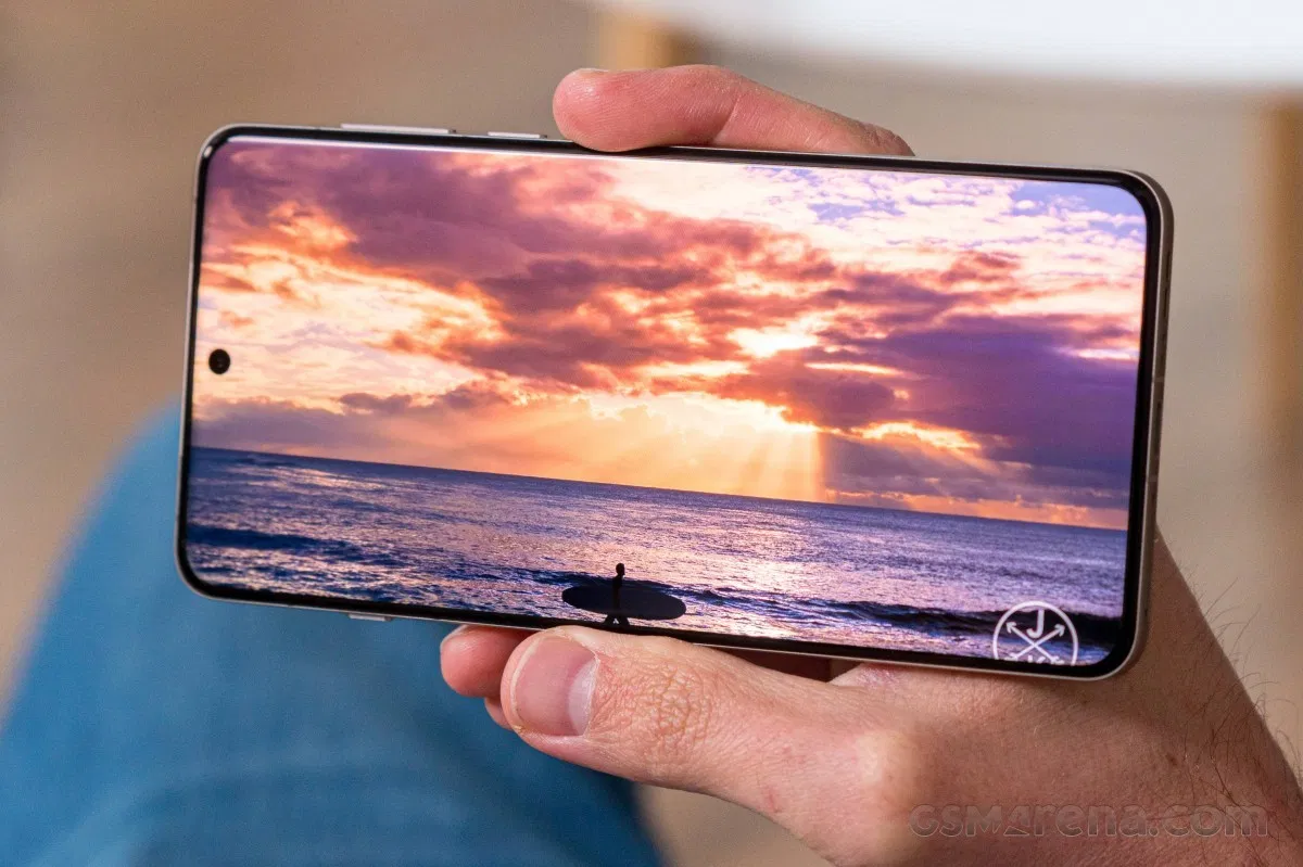 OPPO Find X8 Ultra sẽ có thiết kế màn hình phẳng thay vì màn hình cong (Ảnh: Internet)