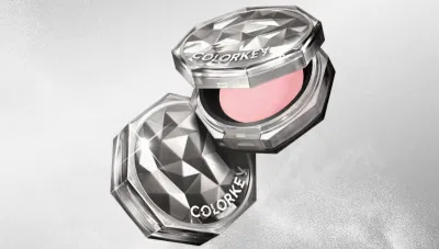 Phấn phủ dạng bột COLORKEY (Ảnh: Internet)