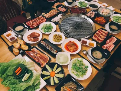 Tụ tập bạn bè vì sợ mất lòng (Ảnh: Internet)