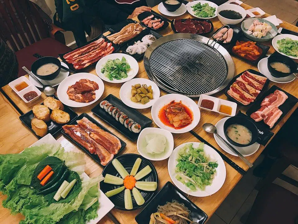 Tụ tập bạn bè vì sợ mất lòng (Ảnh: Internet)