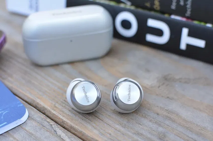 Bề mặt cảm ứng của tai nghe AZ100 (Ảnh: Internet) Bề mặt cảm ứng của tai nghe AZ100 (Ảnh: Internet)