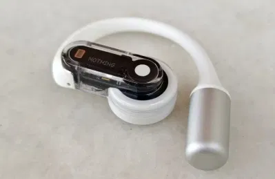 Tai nghe Nothing Ear bên trái (Ảnh: Internet) Tai nghe Nothing Ear bên trái (Ảnh: Internet)