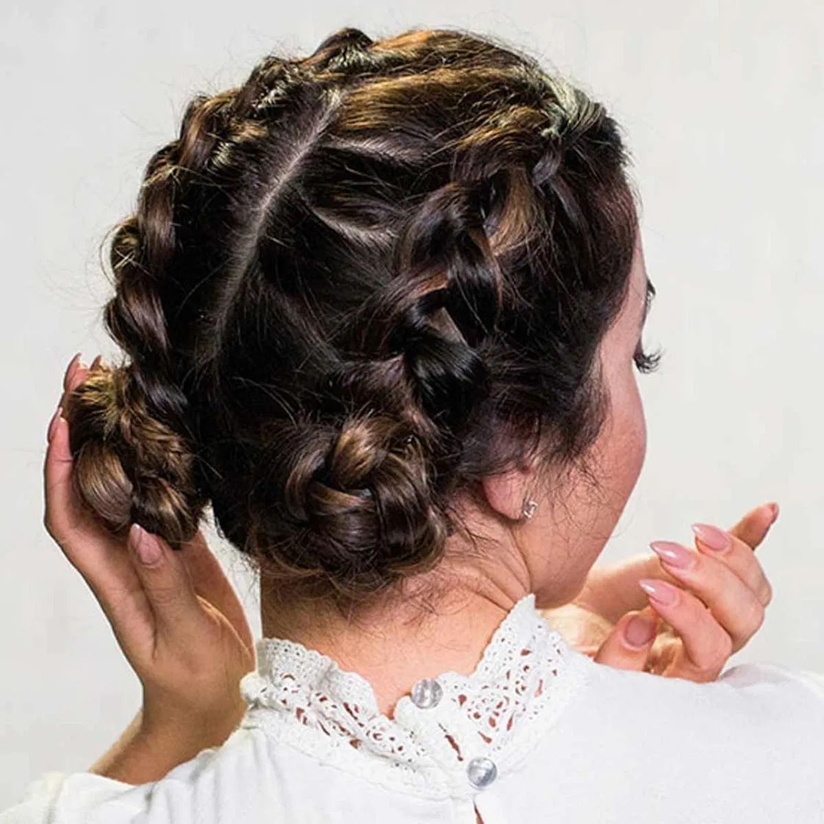 Buộc/búi tóc chặt