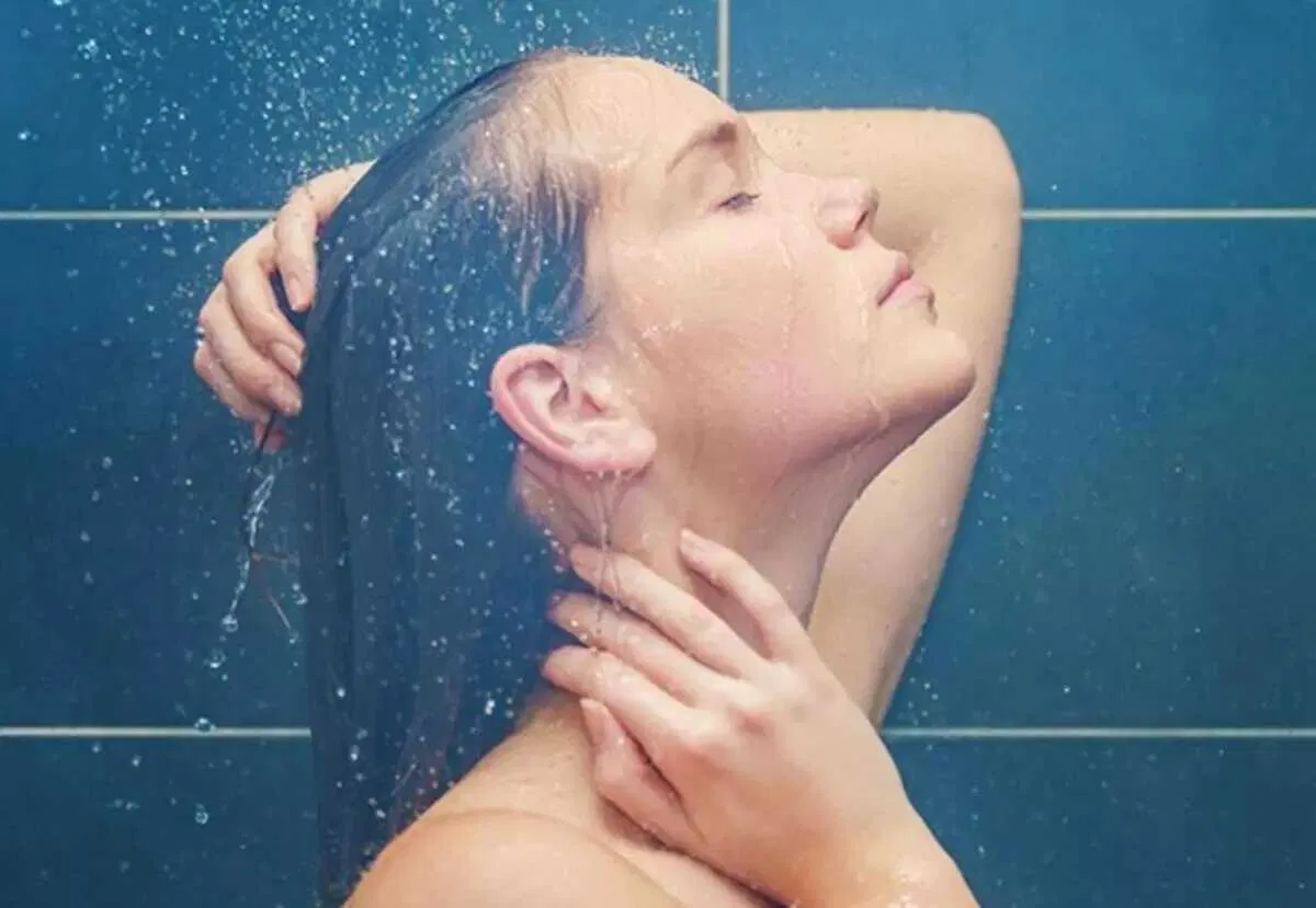 Sử dụng nước nóng để gội đầu