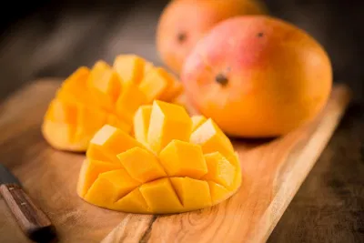 Để bánh thơm ngon đúng vị, hãy chọn những quả xoài vừa chín tói, vàng đều và tươi ngon (Ảnh: Internet)