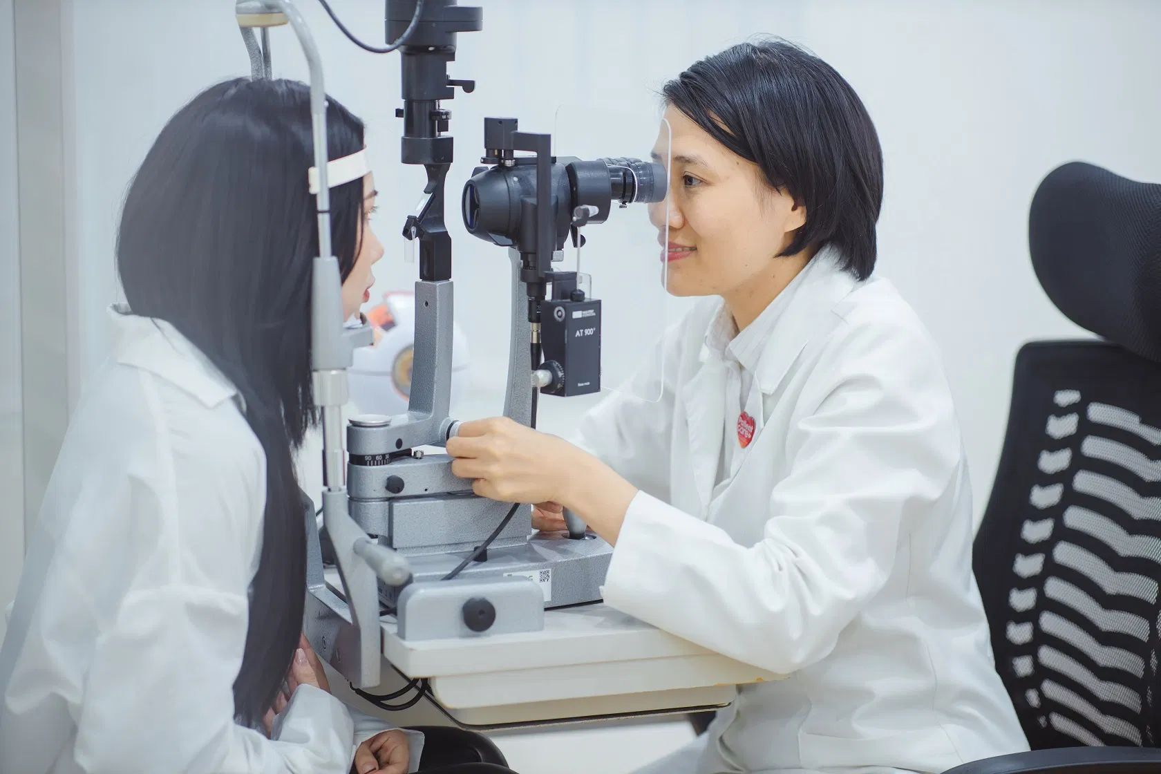 Các bác sĩ nhãn khoa có thể chẩn đoán DME thông qua một cuộc kiểm tra mắt toàn diện