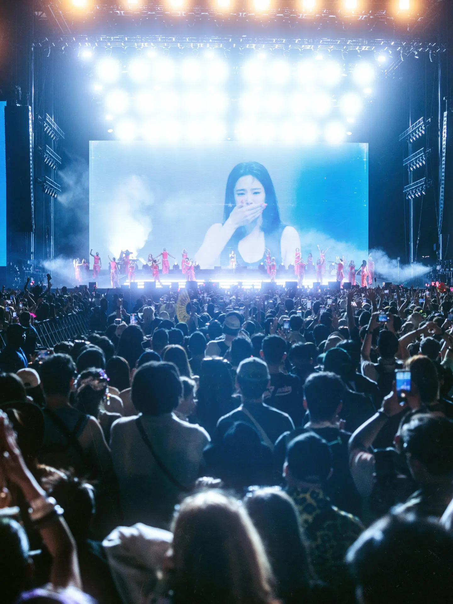 Nữ nghệ sĩ không khỏi xúc động sau khi kết thúc màn trình diễn (Nguồn: Internet)