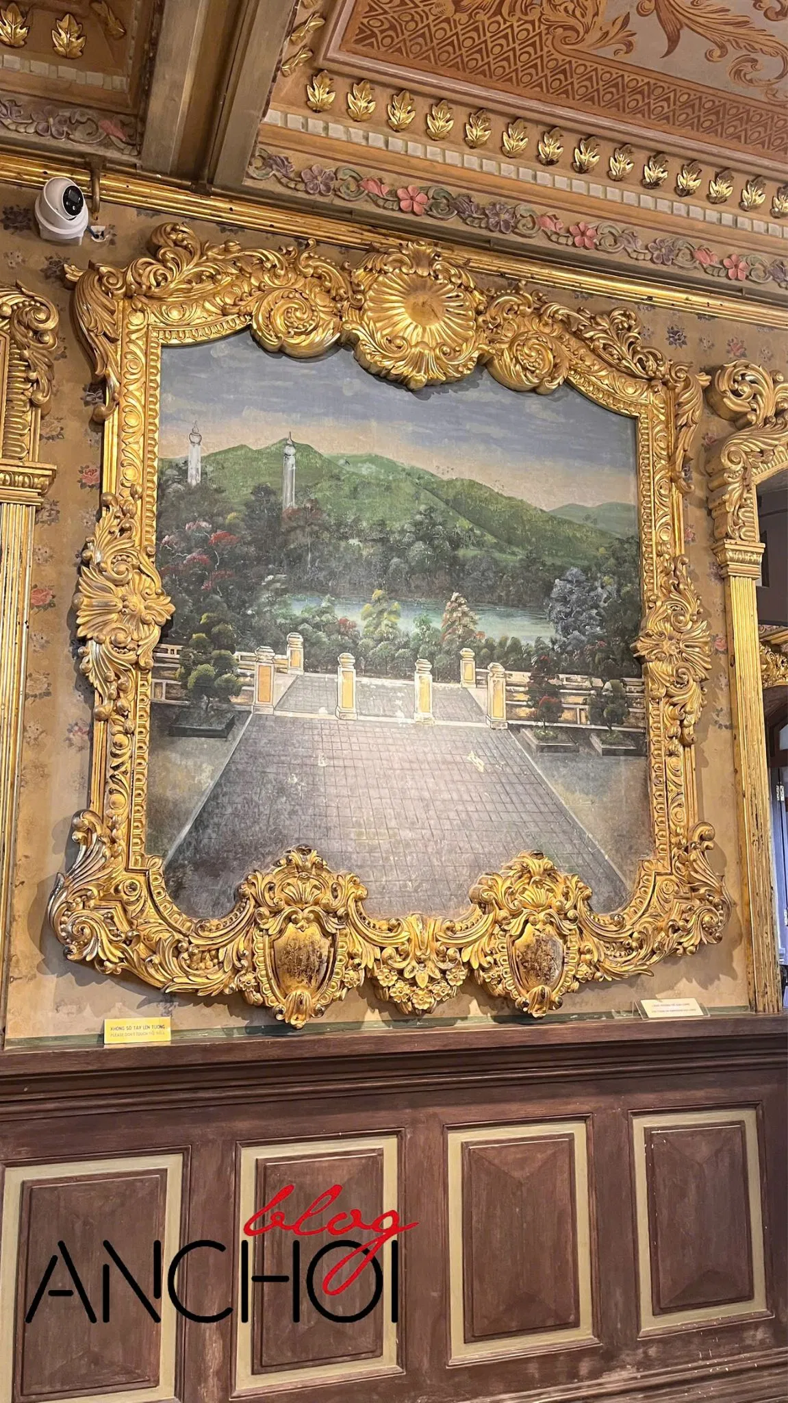 Màu vàng và đỏ dường như là 2 màu chủ đạo của kiến trúc cung An Định (Nguồn: BlogAnChoi)