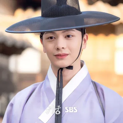 Yook Sung Jae trong vai Yoon Gap/Kang Cheol Yi. (Nguồn: Internet)