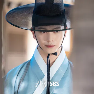 Yook Sung Jae lần đầu quay lại màn ảnh sau 3 năm với một vai kép. (Nguồn: Internet)