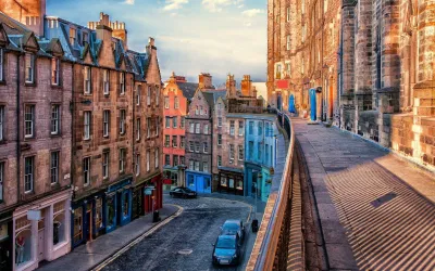 Khám phá Edinburgh – Viên ngọc trung cổ của vương quốc Anh Calton Hill cung điện Du lịch du lịch mùa hè du lịch Scotland du lịch tự túc Scotland điểm đến châu Âu hoàng gia Holyroodhouse khám phá khám phá Edinburgh kiến trúc Gothic kinh nghiệm kinh nghiệm du lịch lâu đài lâu đài Edinburgh lễ hội Fringe lễ hội nghệ thuật lịch sử Scotland ngắm hoàng hôn Edinburgh nhiếp ảnh châu Âu nổi bật Royal Mile tham quan thành phố cổ châu Âu thành phố di sản tour châu Âu trải nghiệm Celtic Trung cổ văn hóa Vương quốc Anh vương quốc Anh