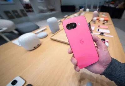 Điện thoại Pixel 9a phiên bản màu hồng (Ảnh: Internet) Điện thoại Pixel 9a phiên bản màu hồng (Ảnh: Internet)