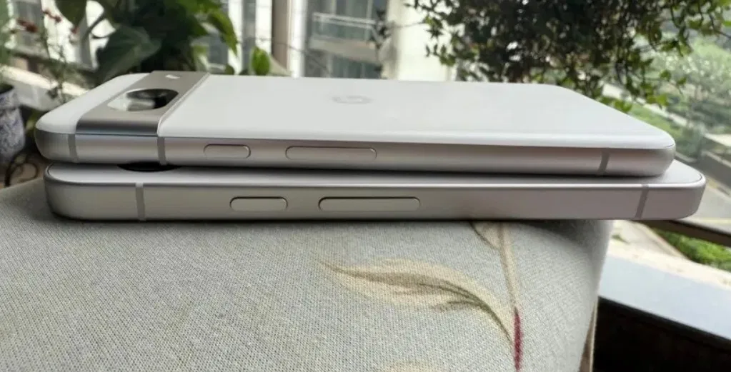 So sánh cạnh bên của điện thoại Pixel 8a và Pixel 9a (Ảnh: Internet)