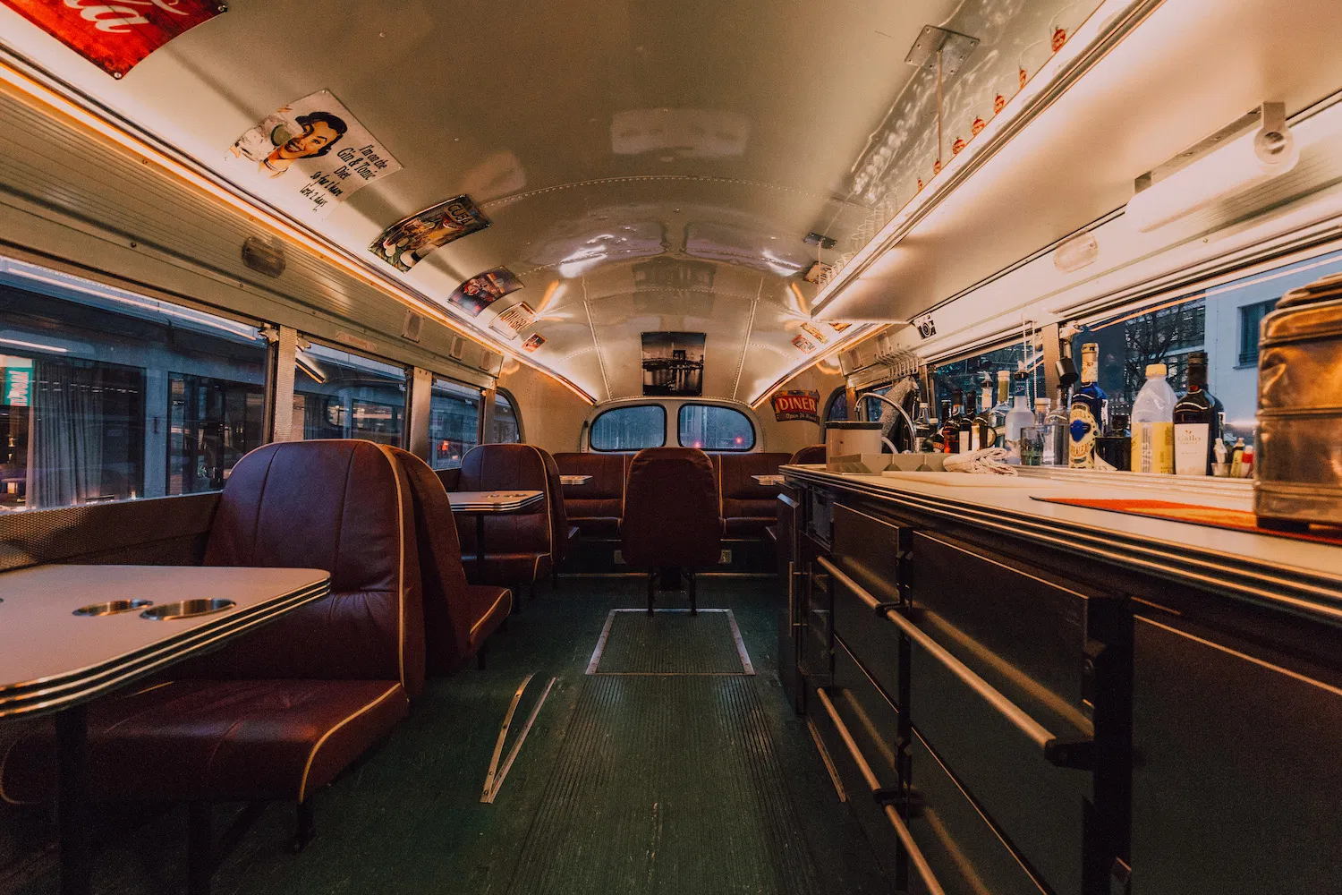 Nội thất nhà hàng trên xe bus của DinnerHopping (Ảnh: Internet)