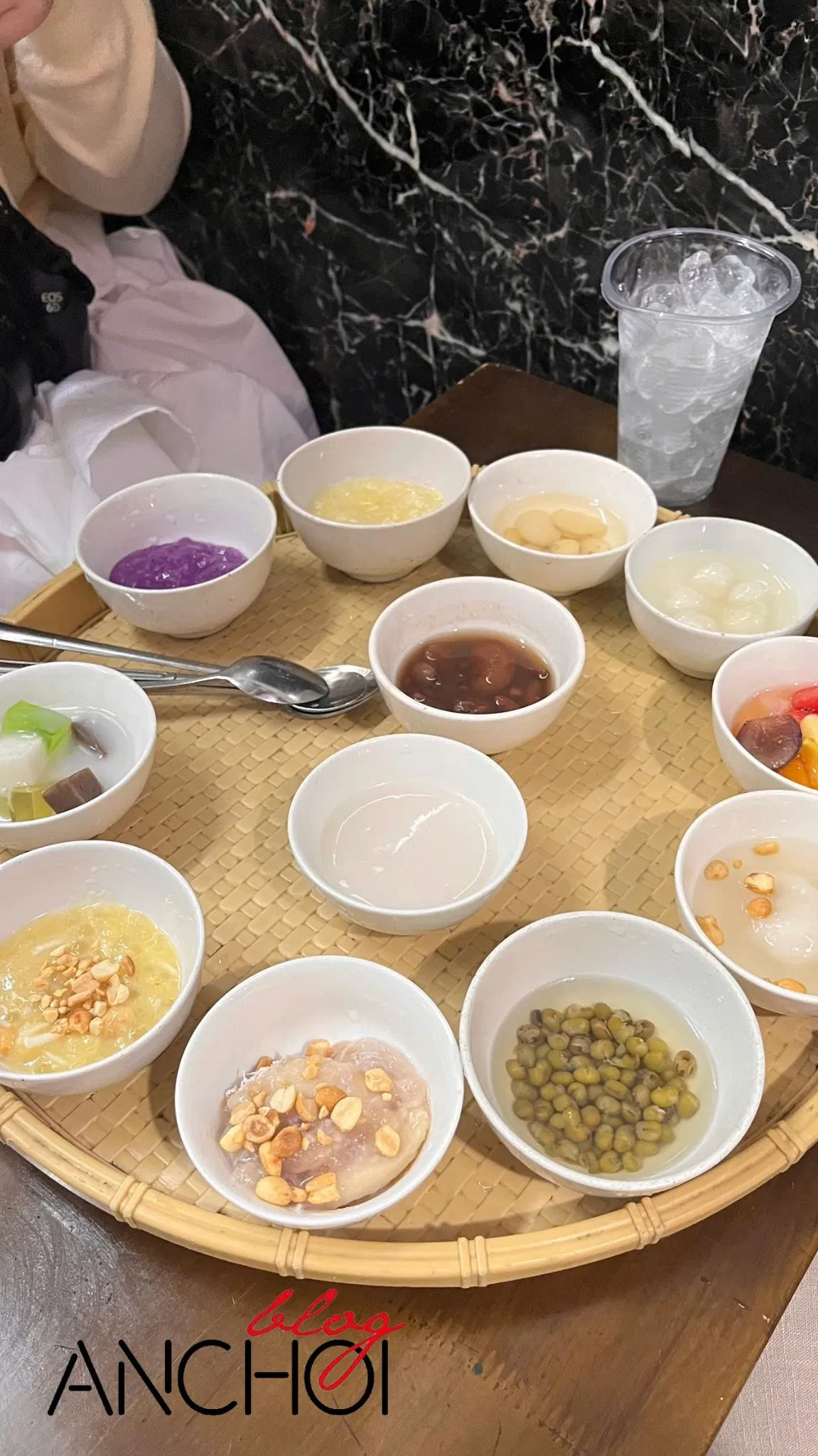 Thưởng thức chè Huế (Nguồn: BlogAnChoi)