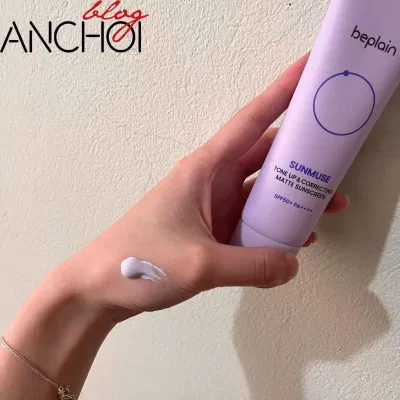 Chất kem mỏng, nhẹ, dễ tán và có màu tím giống bao bì (Nguồn: BlogAnChoi)