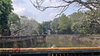 Chiếc cầu huyền thoại của các "nàng thơ xứ Huế" (Nguồn: BlogAnChoi)