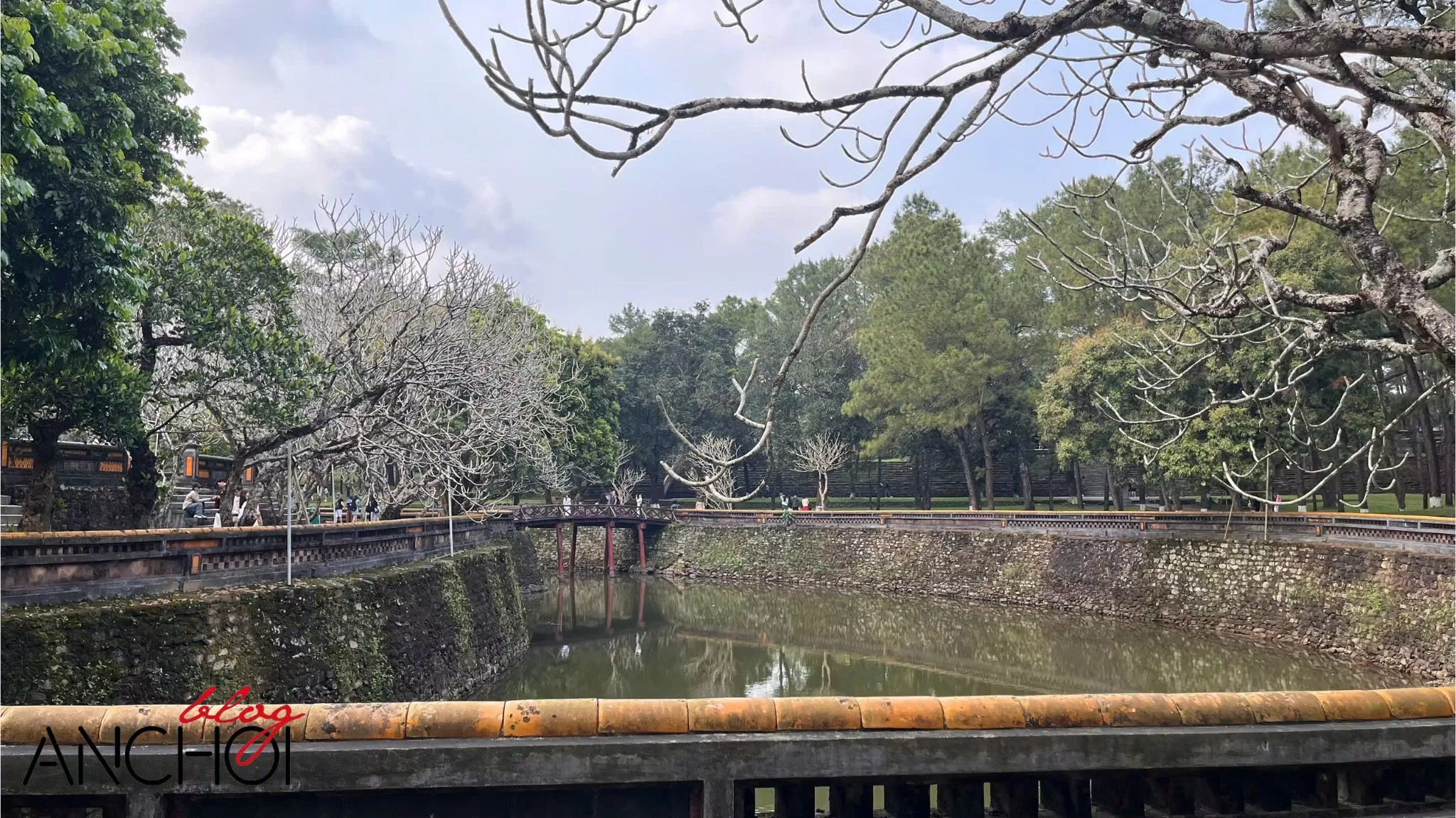 Chiếc cầu huyền thoại của các "nàng thơ xứ Huế" (Nguồn: BlogAnChoi)