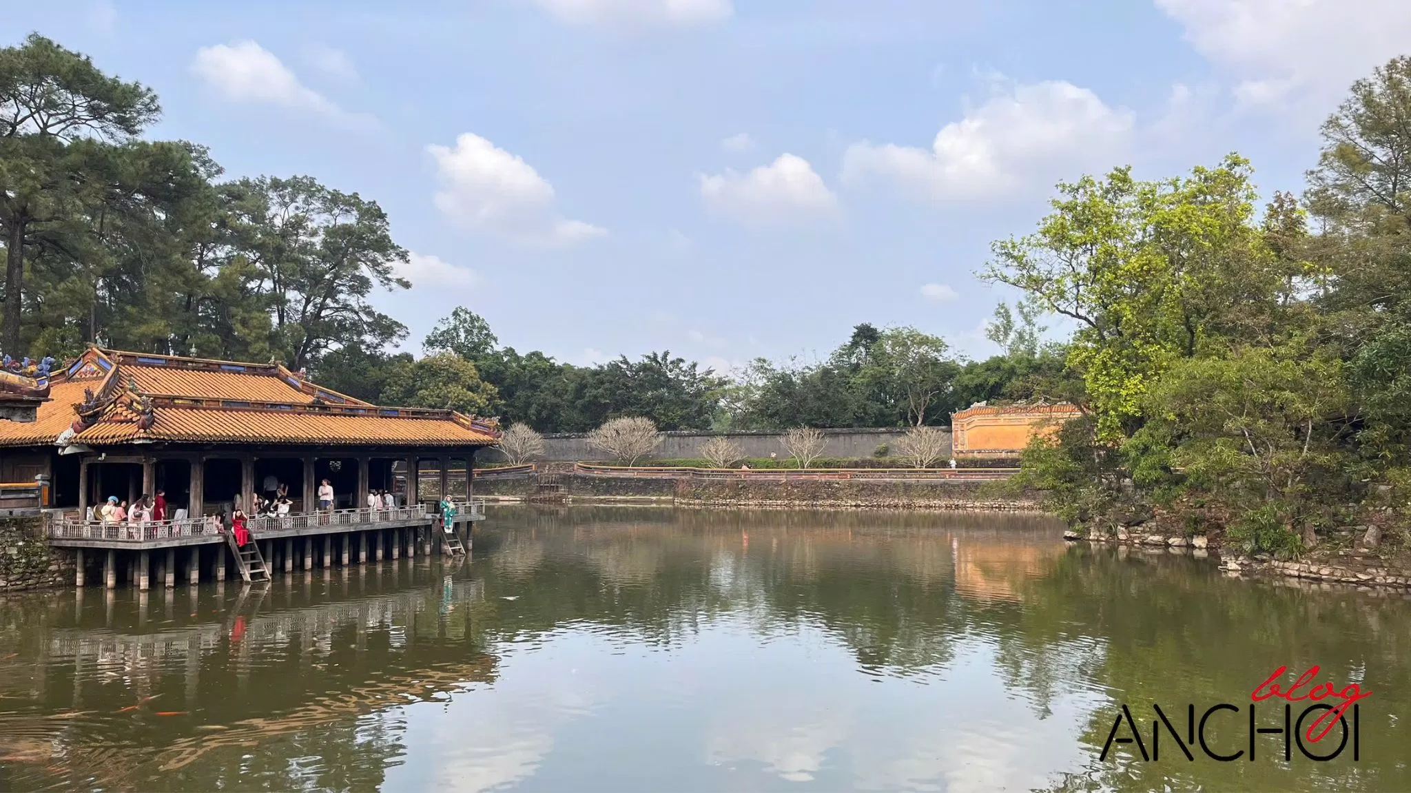 Màu xanh của cây cối và của nước tạo nên bức tranh Khiêm Lăng thơ mộng (Nguồn: BlogAnChoi)