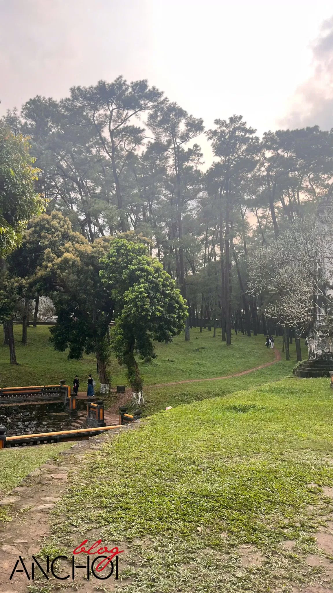 Hãy lựa chọn trang phục sáng màu khi đi tham quan Lăng Tự Đức nhé (Nguồn: BlogAnChoi)