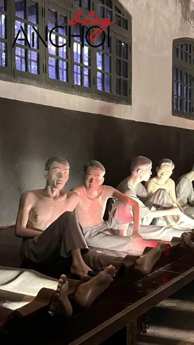 Những bức tượng tù nhân tạo thêm sự lạnh lẽo, chân thật (Nguồn: BlogAnChoi)