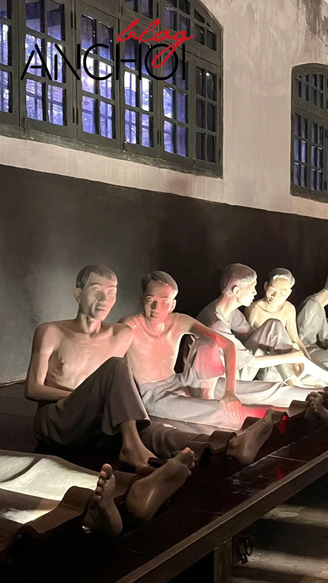 Những bức tượng tù nhân tạo thêm sự lạnh lẽo, chân thật (Nguồn: BlogAnChoi)