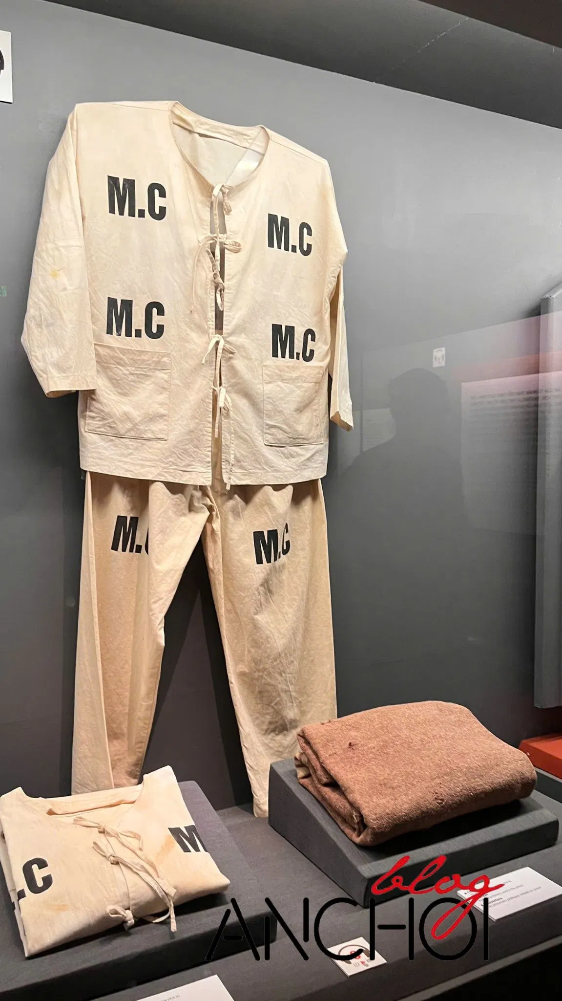 Mọi di vật được lưu lại đều khiến người xem đắm chìm vào quá khứ đau thương (Nguồn: BlogAnChoi)