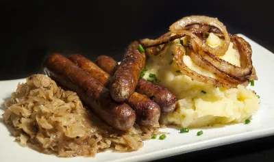 Món Nürnberger rostbratwurst - món đặc trưng của nhà hàng Nuernberger Bratwurst-Gloeckl (Ảnh: Internet)
