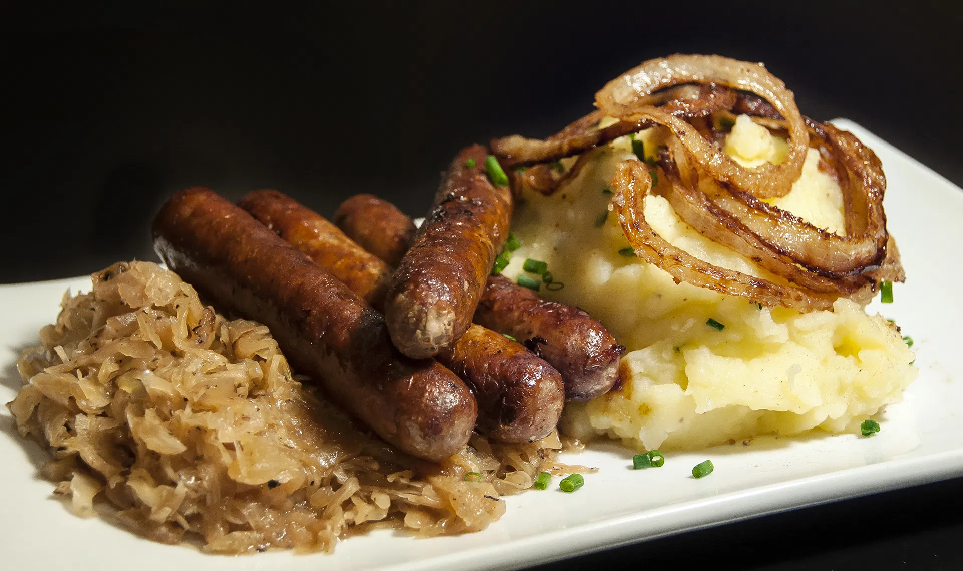 Món Nürnberger rostbratwurst - món đặc trưng của nhà hàng Nuernberger Bratwurst-Gloeckl (Ảnh: Internet)