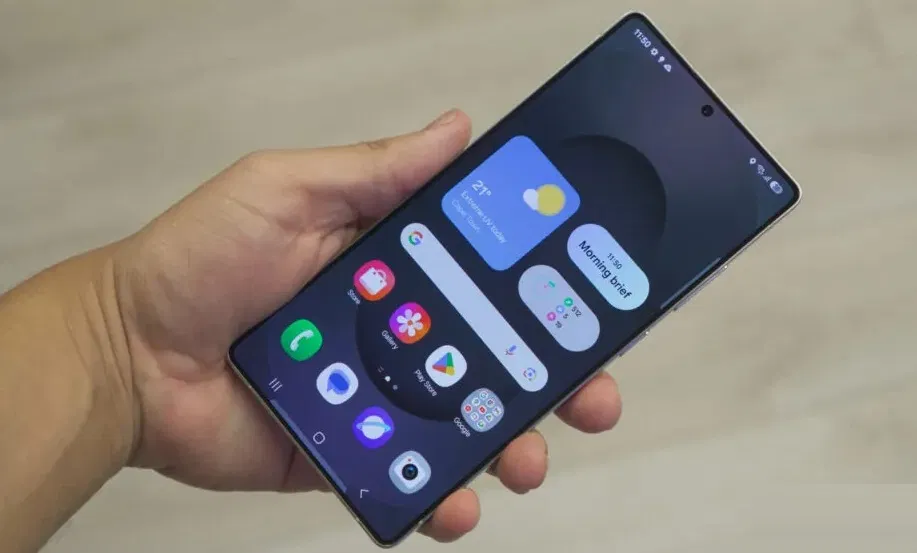 Màn hình chính của One UI 7 trên điện thoại Galaxy S25 Ultra (Ảnh: Internet) Màn hình chính của One UI 7 trên điện thoại Galaxy S25 Ultra (Ảnh: Internet)