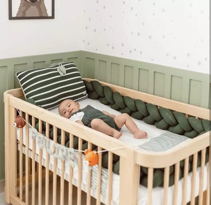 Nôi trẻ em tốt hơn là đặt xa cửa phòng ngủ.