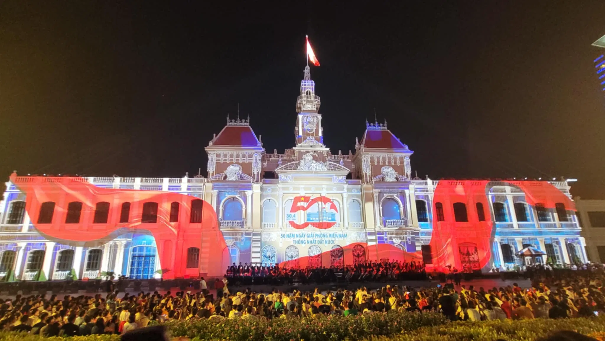 Trình diễn mapping 3D trước UBND TP.HCM ( nguồn: internet )