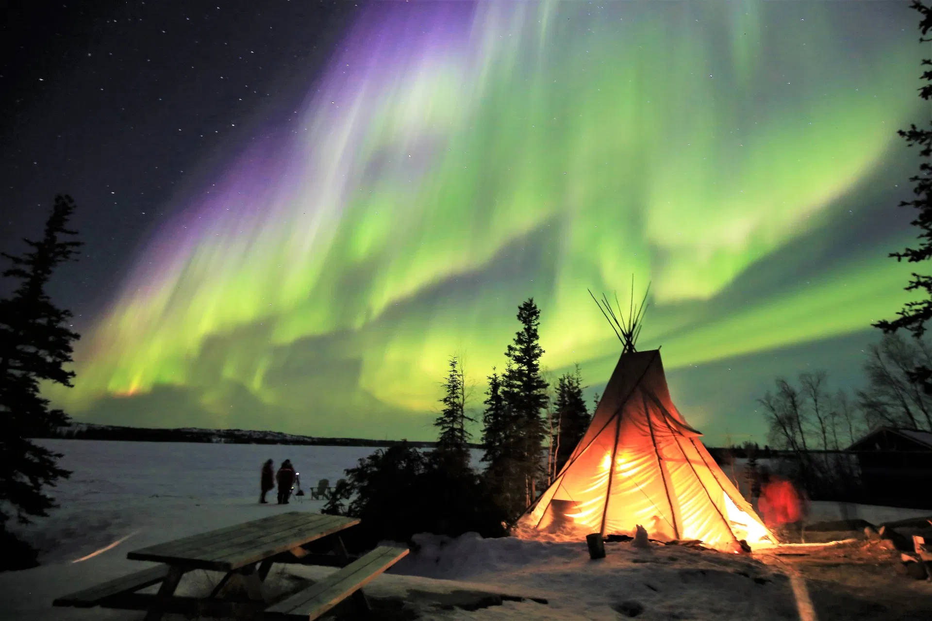 Cực quang trên bầu trời thành phố Yellowknife (Ảnh: Internet)