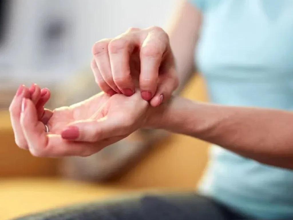 Ngứa lòng bàn tay