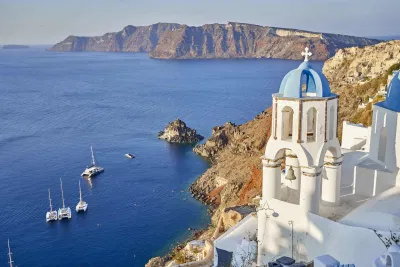 Santorini là đảo lớn nhất của một nhóm đảo, cách đất liền Hy Lạp 200 kilomet